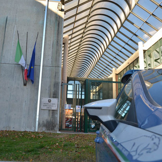 Forze dell’ordine evitano una tragedia a Omegna: donna soccorsa sul muretto dello Strona