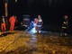 Auto si inabissa nel lago a Suna, recuperata dai Vigili del fuoco VIDEO