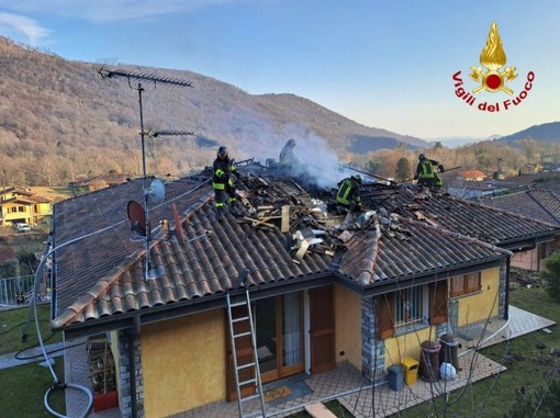 Brovello Carpugnino, in fiamme un tetto di una casa