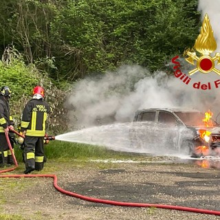 Auto in fiamme sulla SP90 tra Rovegro e Cicogna: intervento dei Vigili del Fuoco