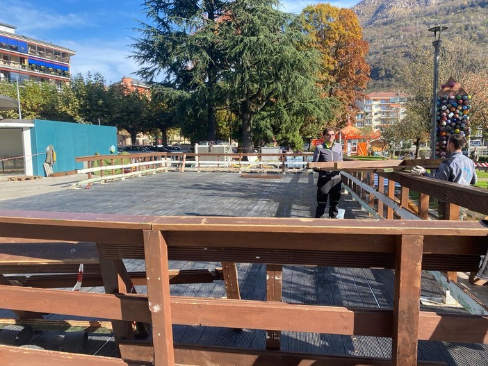 Omegna pensa al Natale: quasi pronta la pista di pattinaggio su lago Omegna pensa al Natale: quasi pronta la pista di pattinaggio su lago