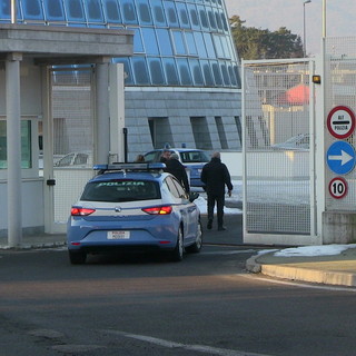 Inseguiti dalla polizia gettano la cocaina dal finestrino