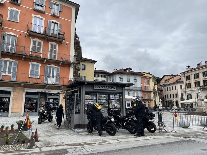 Senza stalli per le moto c’è il parcheggio “fai-da-te” Senza stalli per le moto c’è il parcheggio “fai-da-te”