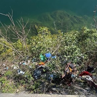 “Rifiuti accumulati sotto la ciclabile”