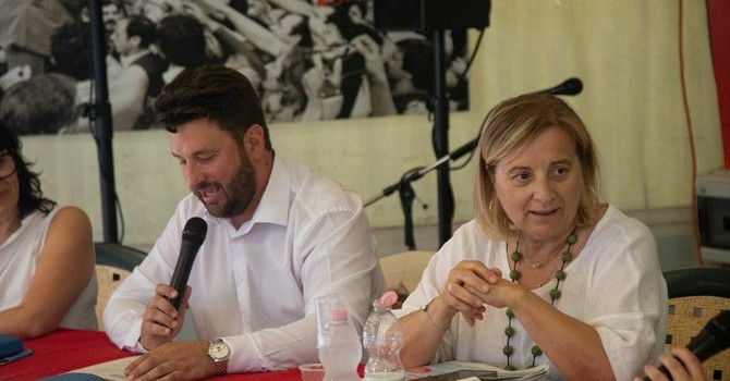 Agosto 2026: l'assessore regionale Federico Riboldi nel dibattito alla Lucciola di Villadossola, con la capogruppo del Pd, Gianna Pentenero Agosto 2026: l'assessore regionale Federico Riboldi nel dibattito alla Lucciola di Villadossola, con la capogruppo del Pd, Gianna Pentenero