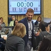 Ravello (FdI) risponde alle accuse di questo giorni, consegnando un mazzo di carte a Pentenero (Pd)