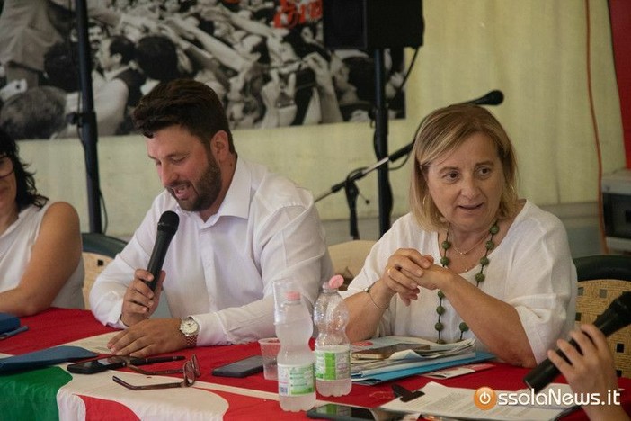 Agosto 2026: l'assessore regionale Federico Riboldi nel dibattito alla Lucciola di Villadossola, con la capogruppo del Pd, Gianna Pentenero Agosto 2026: l'assessore regionale Federico Riboldi nel dibattito alla Lucciola di Villadossola, con la capogruppo del Pd, Gianna Pentenero
