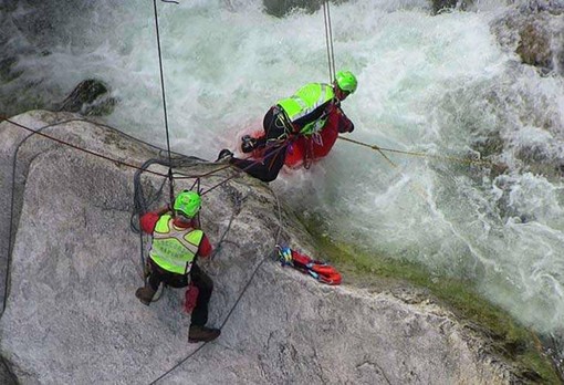 Cinque canyonisti francesi bloccati nel Rio Rasiga: in corso un complesso intervento di soccorso a Bognanco Cinque canyonisti francesi bloccati nel Rio Rasiga: in corso un complesso intervento di soccorso a Bognanco