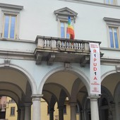 Omegna dice no alla guerra: lo striscione sulla facciata del municipio