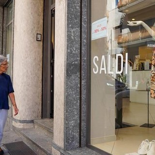 Saldi estivi, prevista una spesa di 201 euro a famiglia. I consigli di Confcommercio