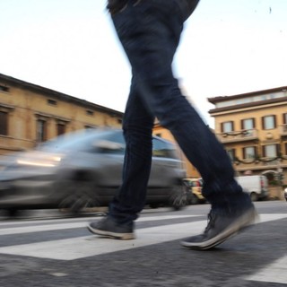 Nuovo Codice della strada, stretta sui pedoni: multa da 75 euro per chi attraversa guardando lo smartphone