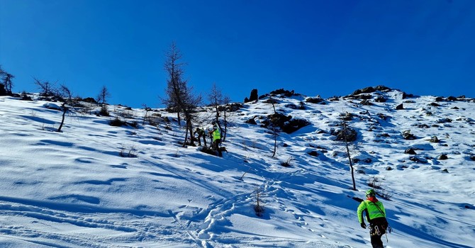 Temperature alte e manto nevoso ridotto: pericolo valanghe moderato sulle Alpi Piemontesi