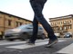 Nuovo Codice della strada, stretta sui pedoni: multa da 75 euro per chi attraversa guardando lo smartphone