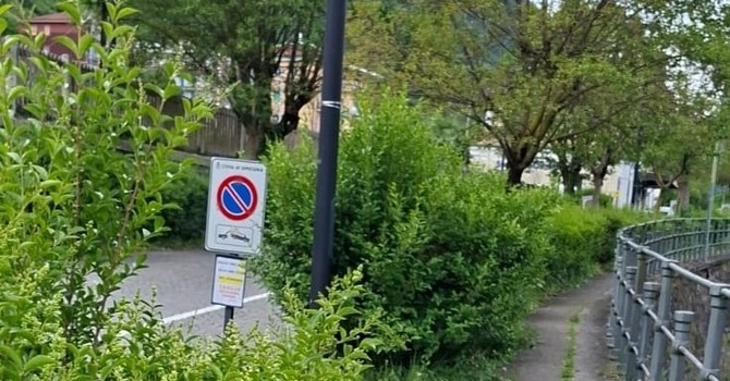 "I divieti di sosta sono stati posti in seguito agli impegni presi dalle ferrovie" "I divieti di sosta sono stati posti in seguito agli impegni presi dalle ferrovie"