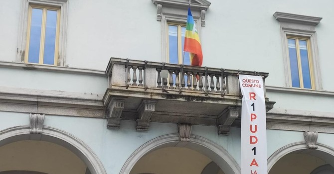 Omegna dice no alla guerra: lo striscione sulla facciata del municipio