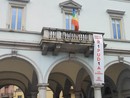 Omegna dice no alla guerra: lo striscione sulla facciata del municipio