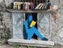 Un’installazione impreziosisce la piccola libreria lungo la Selasca