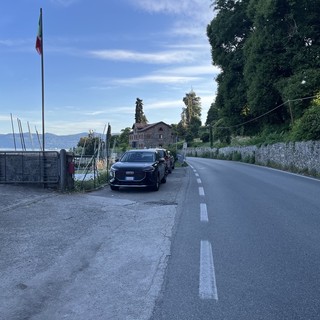 “Perché non vietare i parcheggi lungo la statale del lago?”