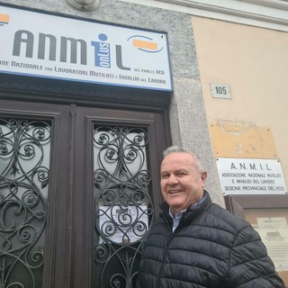 Rino Porini davanti alla sede Anmil