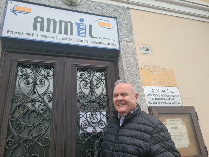 Rino Porini davanti alla sede Anmil