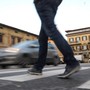 Nuovo Codice della strada, stretta sui pedoni: multa da 75 euro per chi attraversa guardando lo smartphone Nuovo Codice della strada, stretta sui pedoni: multa da 75 euro per chi attraversa guardando lo smartphone