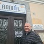 Rino Porini davanti alla sede Anmil
