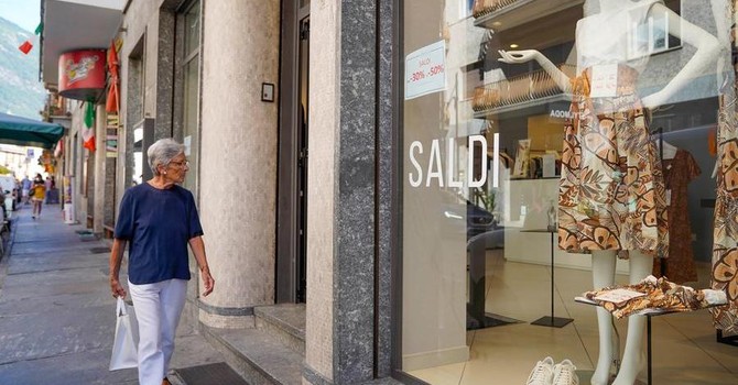 Saldi estivi, prevista una spesa di 201 euro a famiglia. I consigli di Confcommercio
