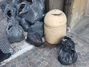Rifiuti abbandonati nel centro di Stresa: individuato il responsabile