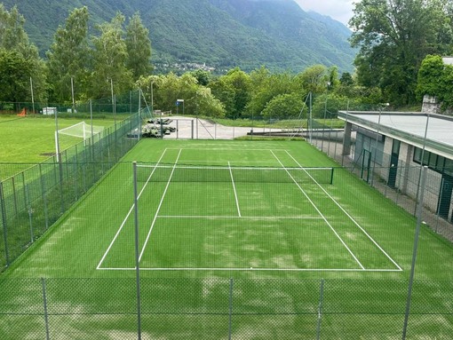 Casale Corte Cerro, completata la riqualificazione del campo da tennis