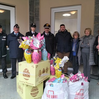L'associazione Carabinieri Verbania dona le uova di Pasqua ai bambini di Casa Mantegazza