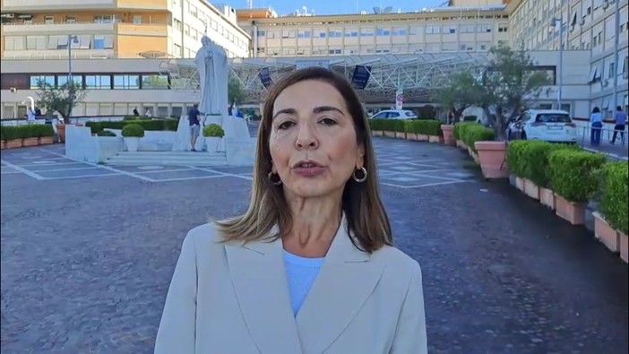 Di Battista arrivato a Roma, ricoverato al Gemelli: videoselfie nostra inviata Di Battista arrivato a Roma, ricoverato al Gemelli: videoselfie nostra inviata
