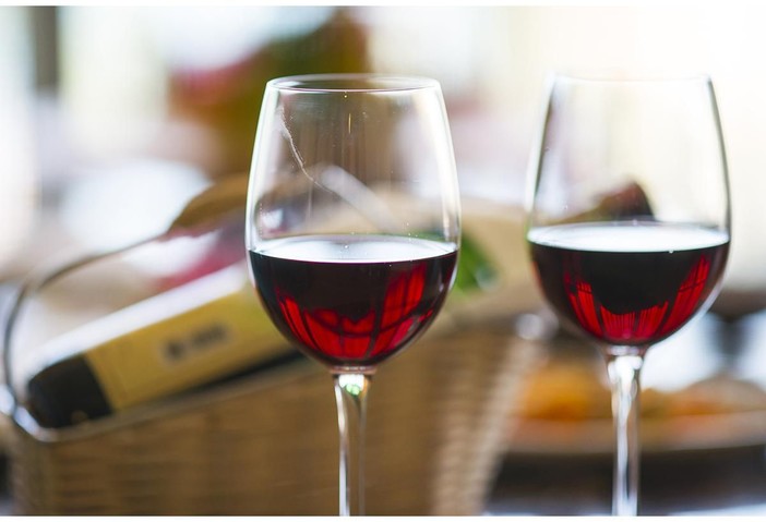 Tre incontri per conoscere il vino in biblioteca a Omegna