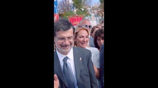 Meloni ad Amatrice, l'anziano la accarezza e lei: "Non mi far commuovere, ti voglio bene"