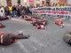 Cortei a Roma, donne 'morte' a terra per raccontare il massacro di Gaza