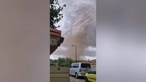 Tornado devasta un paese nel sud della Francia, danneggiate centinaia di case