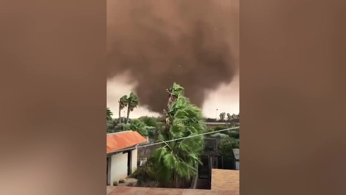Doppia tromba marina nel trapanese, le immagini impressionanti a Marsala Doppia tromba marina nel trapanese, le immagini impressionanti a Marsala
