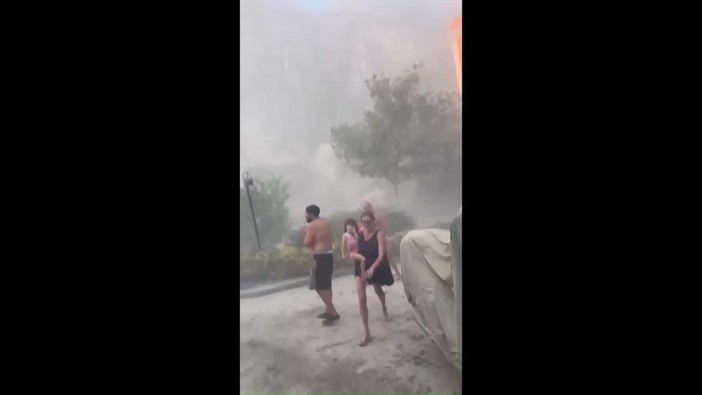 Terremoto a Napoli, il crollo a Pozzuoli: "Chiamate i pompieri". La paura e il sollievo Terremoto a Napoli, il crollo a Pozzuoli: "Chiamate i pompieri". La paura e il sollievo