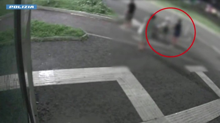 Milano, scaraventano disabile per terra e rapinano lui e la moglie