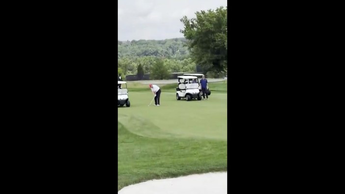 Trump e il colpo vincente a golf: "Io ho talento e voi no" Trump e il colpo vincente a golf: "Io ho talento e voi no"