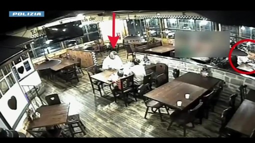 Bambina soffoca durante la cena in un pub in Toscana, poliziotto fuori servizio le salva la vita Bambina soffoca durante la cena in un pub in Toscana, poliziotto fuori servizio le salva la vita