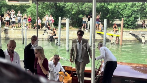 Venezia 83, bagno di folla per Robert Pattinson: l'arrivo al Lido per 'Primetime' Venezia 83, bagno di folla per Robert Pattinson: l'arrivo al Lido per 'Primetime'