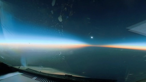 Eclissi totale di sole, lo spettacolo visto a bordo di un volo di linea Eclissi totale di sole, lo spettacolo visto a bordo di un volo di linea