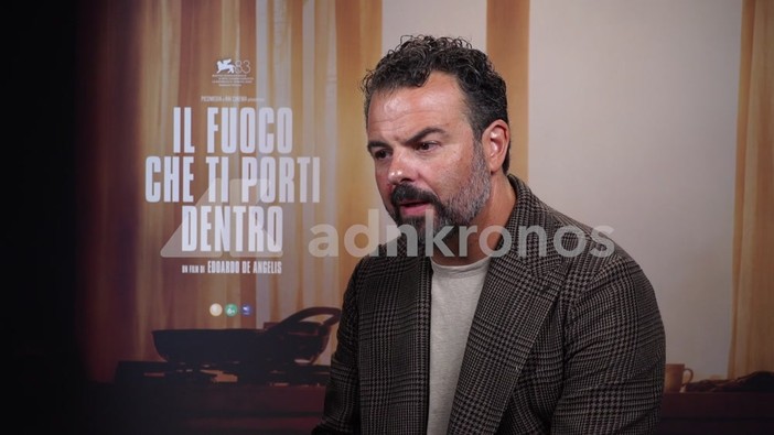 Venezia 83, Edoardo De Angelis: "'Il fuoco che ti porti dentro' è un amore che brucia e devasta" Venezia 83, Edoardo De Angelis: "'Il fuoco che ti porti dentro' è un amore che brucia e devasta"