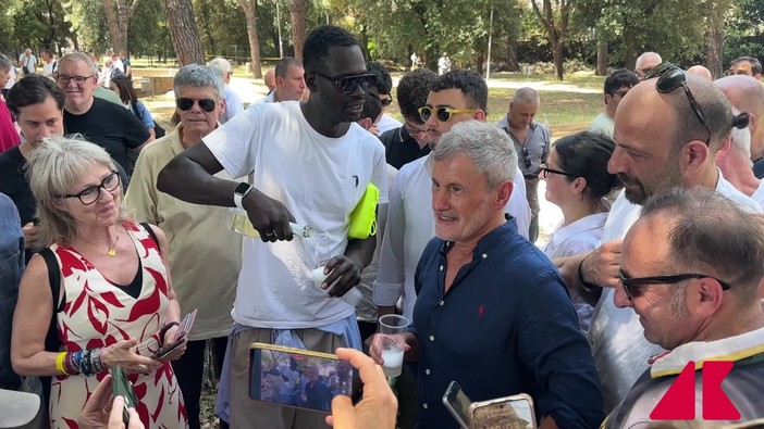 Alemanno esce dal carcere, ecco il brindisi della libertà