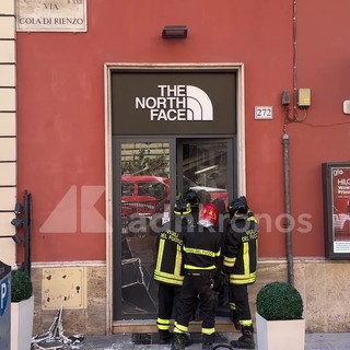 Crollo in un negozio a Roma, il racconto di un dipendente: "Un rumore improvviso e tanta paura" Crollo in un negozio a Roma, il racconto di un dipendente: "Un rumore improvviso e tanta paura"