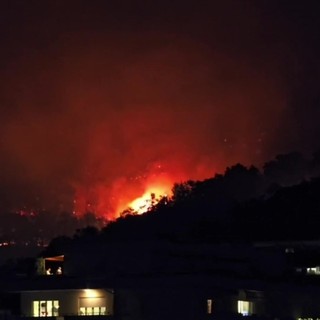 Como, incendio boschivo sul monte Goj: 100 vigili del fuoco a lavoro