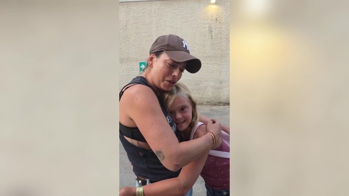 La dedica di Emma dal palco alla piccola Alba, fan speciale La dedica di Emma dal palco alla piccola Alba, fan speciale