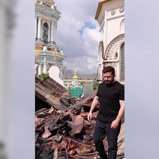 Kiev, Zelensky tra le macerie del monastero colpito: "Attacco deliberato di droni russi"