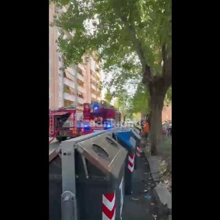 Paura a Roma, incendio in un palazzo: fiamme in appartamento