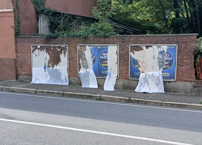 I manifesti strappati in città I manifesti strappati in città
